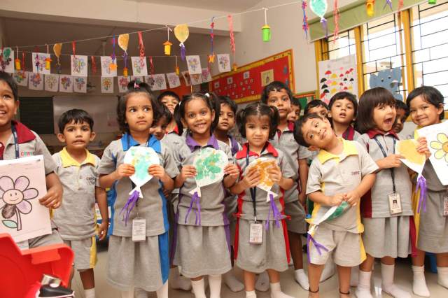 PP1B jumbos students painted flowers and balloons